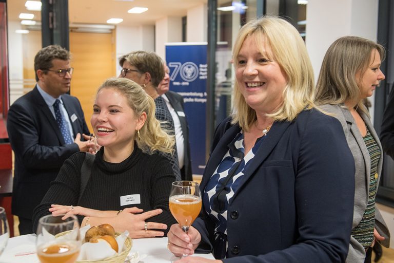 Anika Hellmann, ARD-Rechtsredaktion Hörfunk; Claudia Belke, Deutsche Chirurgiestiftung