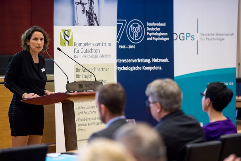 Prof. Dr. Dr. Dr. h.c. Ulrich Joos, Vorsitzender der Deutschen Chirurgiestiftung (DCS), Kompetenzzentrum für Gutachten